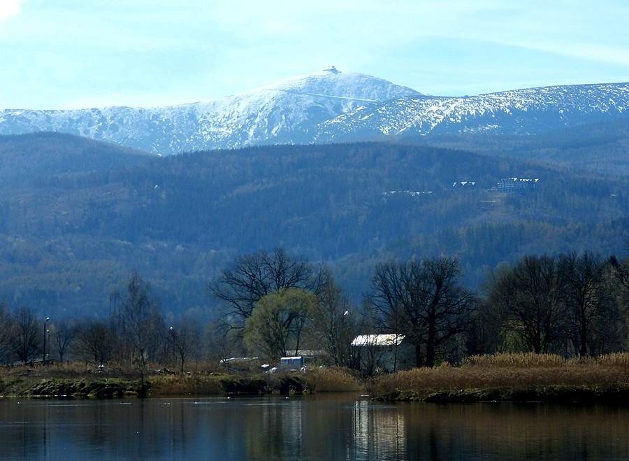 Widok na Śnieżkę znad zalewu w Sosnówce