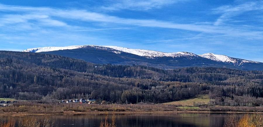Góry nad zalewem w Sosnówce
