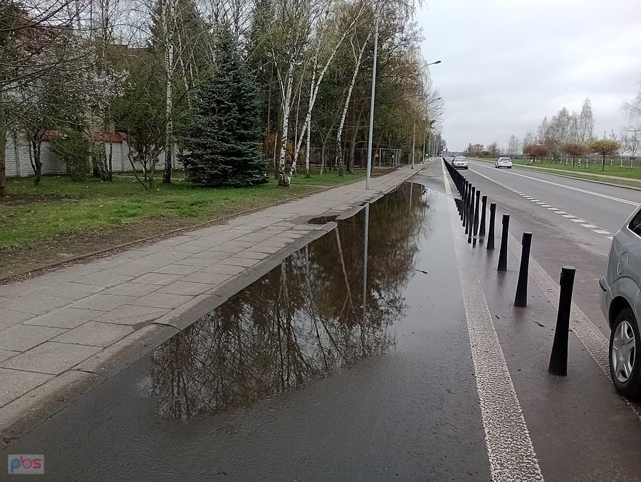 Kałuża po nocnym deszczu