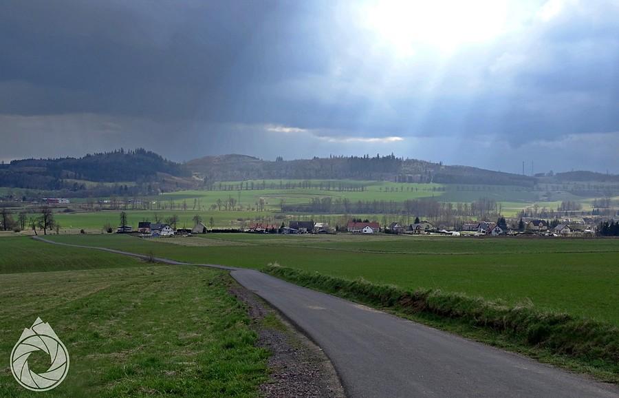 spojrzenie na goniącą nad przez Sudety burzę z deszczem