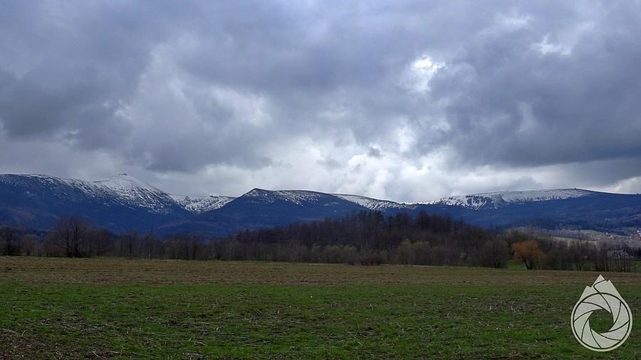 mur Karkonoszy z drogi na Kowary