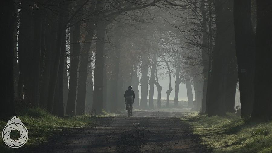 poranny zjazd w zamgloną dolinkę