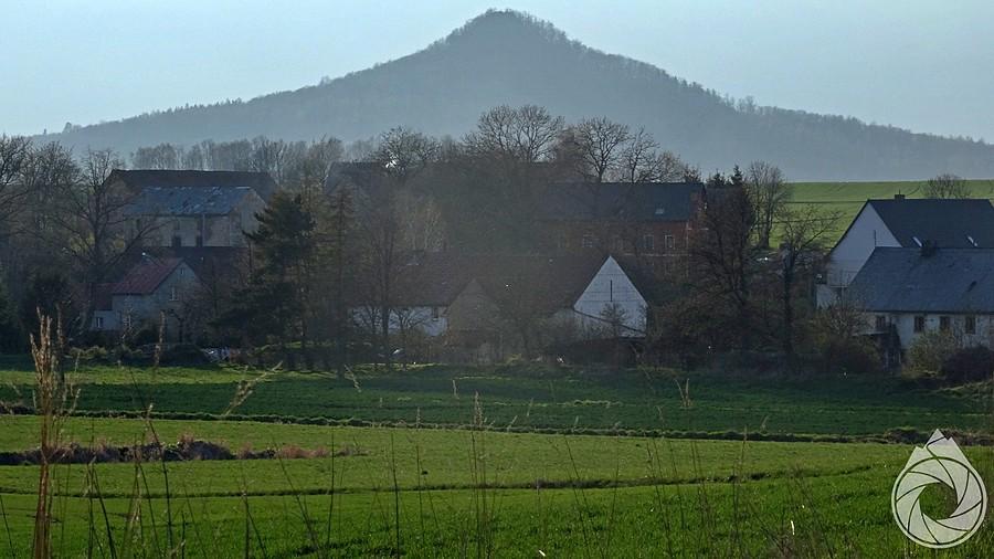 górująca nad Sokołowcem Ostrzyca Proboszczowicka