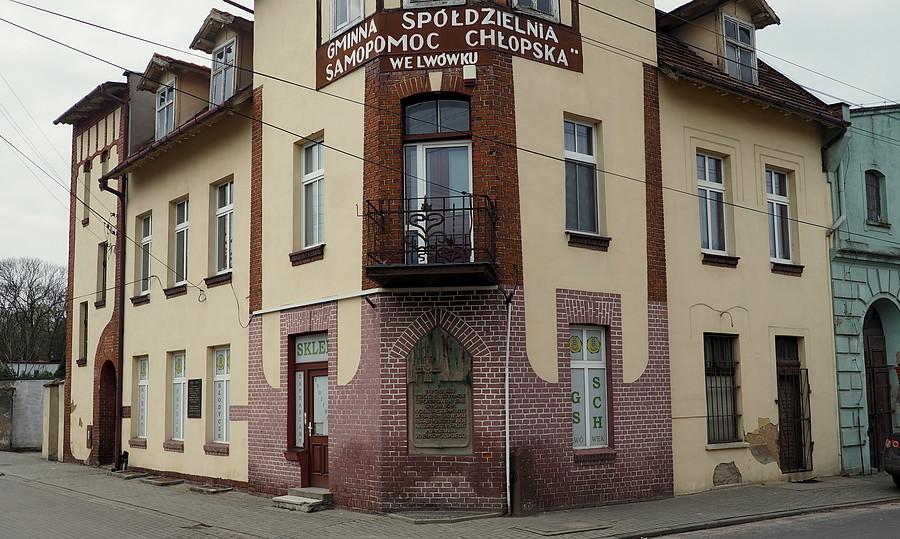 Spod tego budynku 3 stycznia 1919 ruszył na front oddział powstańczy sformowany przez mieszkańców Lwówka