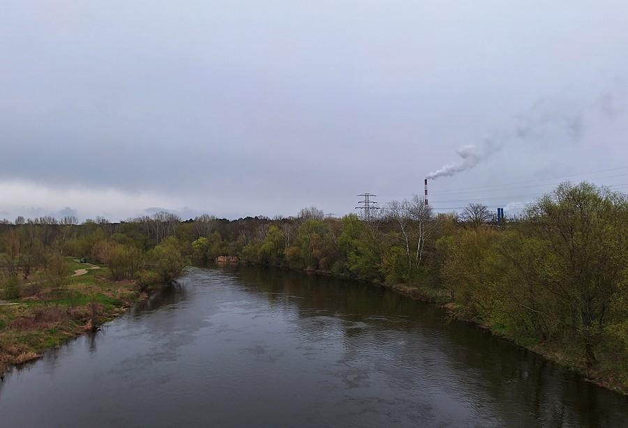 Warta zakręca, w tle komin elektrociepłowni