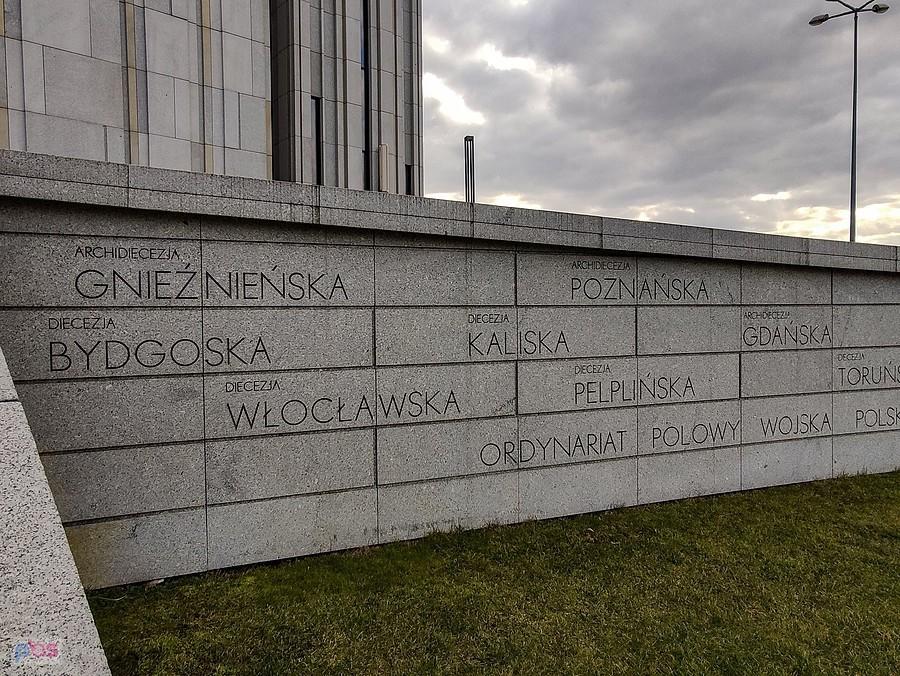 Mur z nazwami diecezji