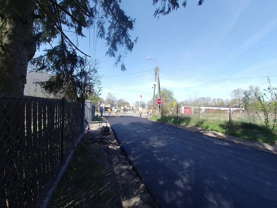 Kładą asfalt przy kamieniu w Cieciszewie