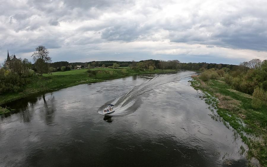 Nad Wartą w Obrzycku z dodatkiem grubych chmur i motorówki