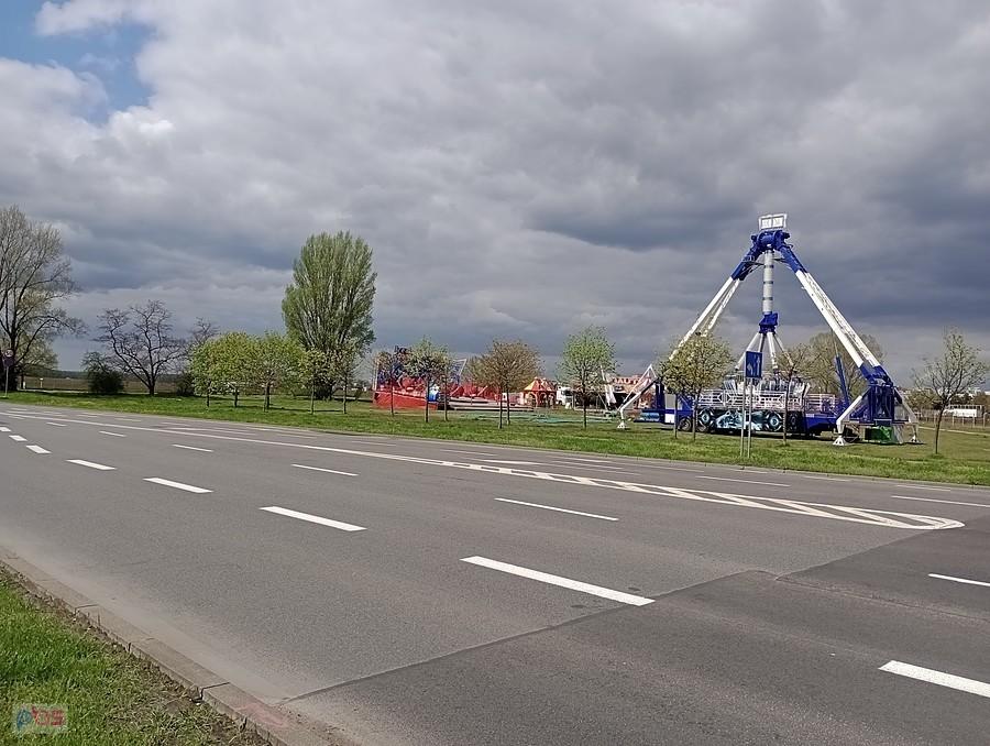 Rozstawiają karuzelę i inne atrakcje