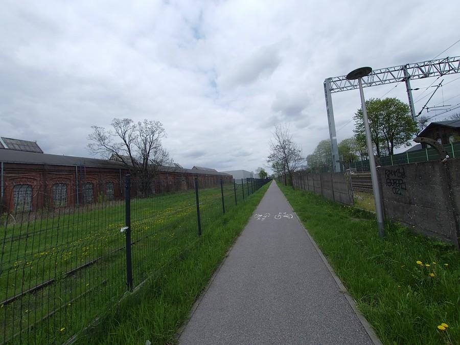 Ddr przy torach w Pruszkowie, po lewej Dulag 121