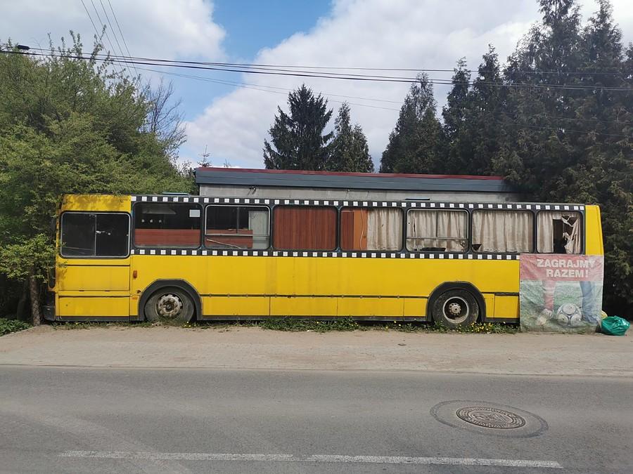 Autobus wiecznie zaparkowany w Pieńkowie na Rolniczej