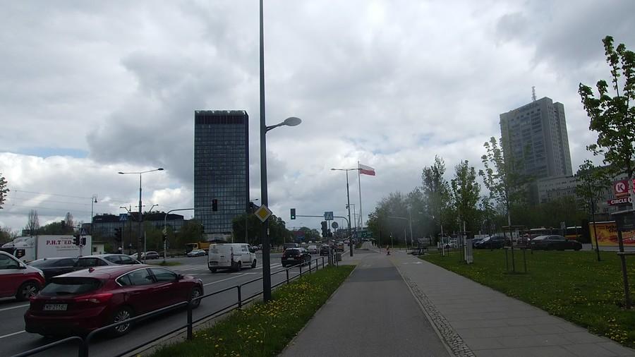 Flaga na Rondzie "Babka" pokazuje, skąd wieje wiatr