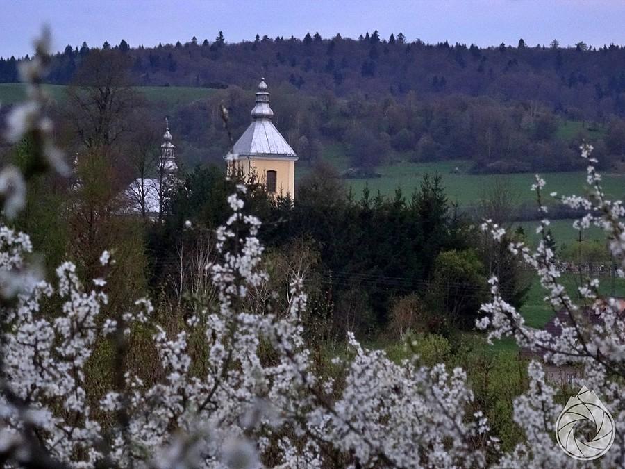 świątynia w Tylawie przy zachodzie słońca