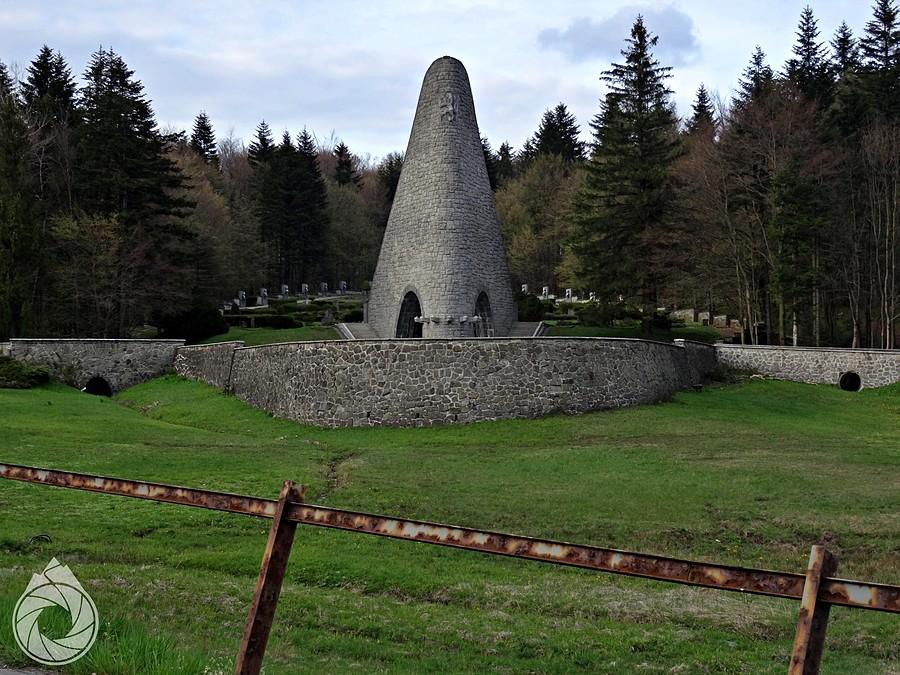 wieeelki pomnik armady czechosłowackiej nad Komarnikiem