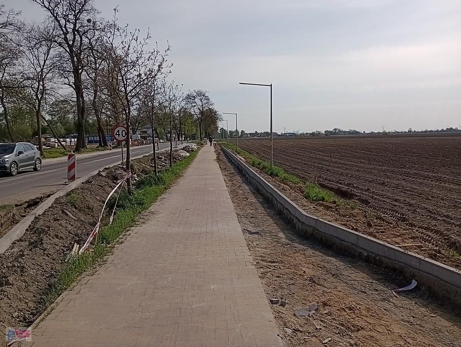 Przebudowują też chodnik / ddr