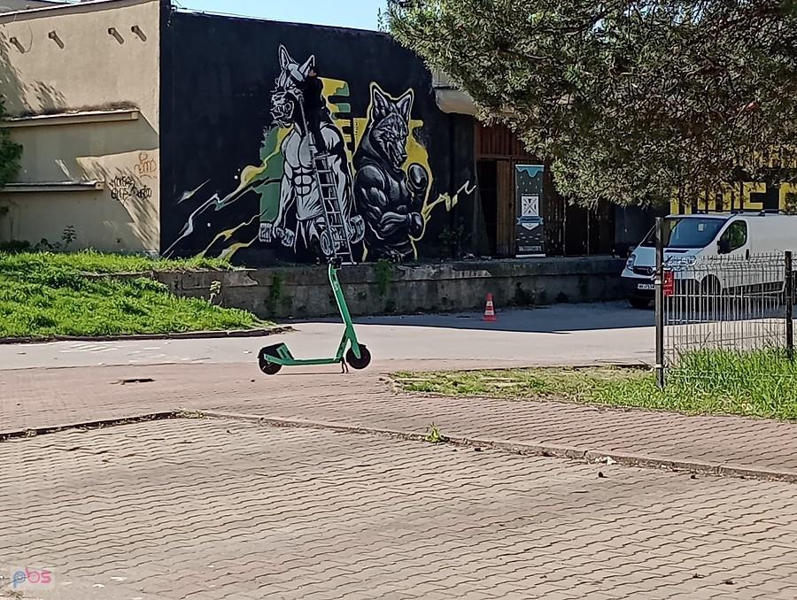 Na pustostanie po sklepie, po kilku latach malują mural- reklamę siłowni. Pytanie, czy siłownię otworzą w tym budynku, czy tylko reklamują
