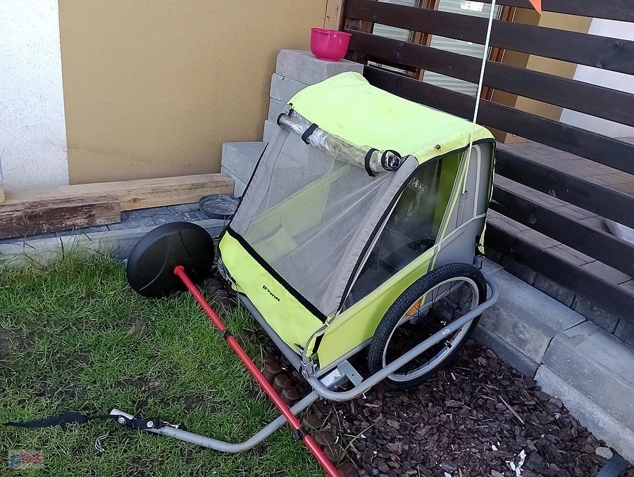 Najmłodszy rowerzysta na razie ma do jazdy taką przyczepkę