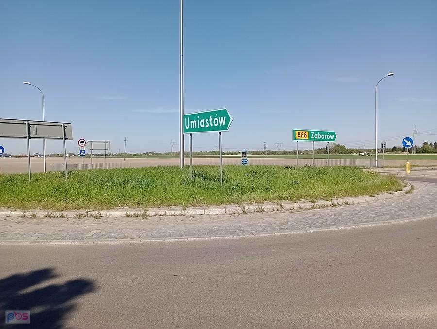 Drogowskazy na rondzie w Pilaszkowie