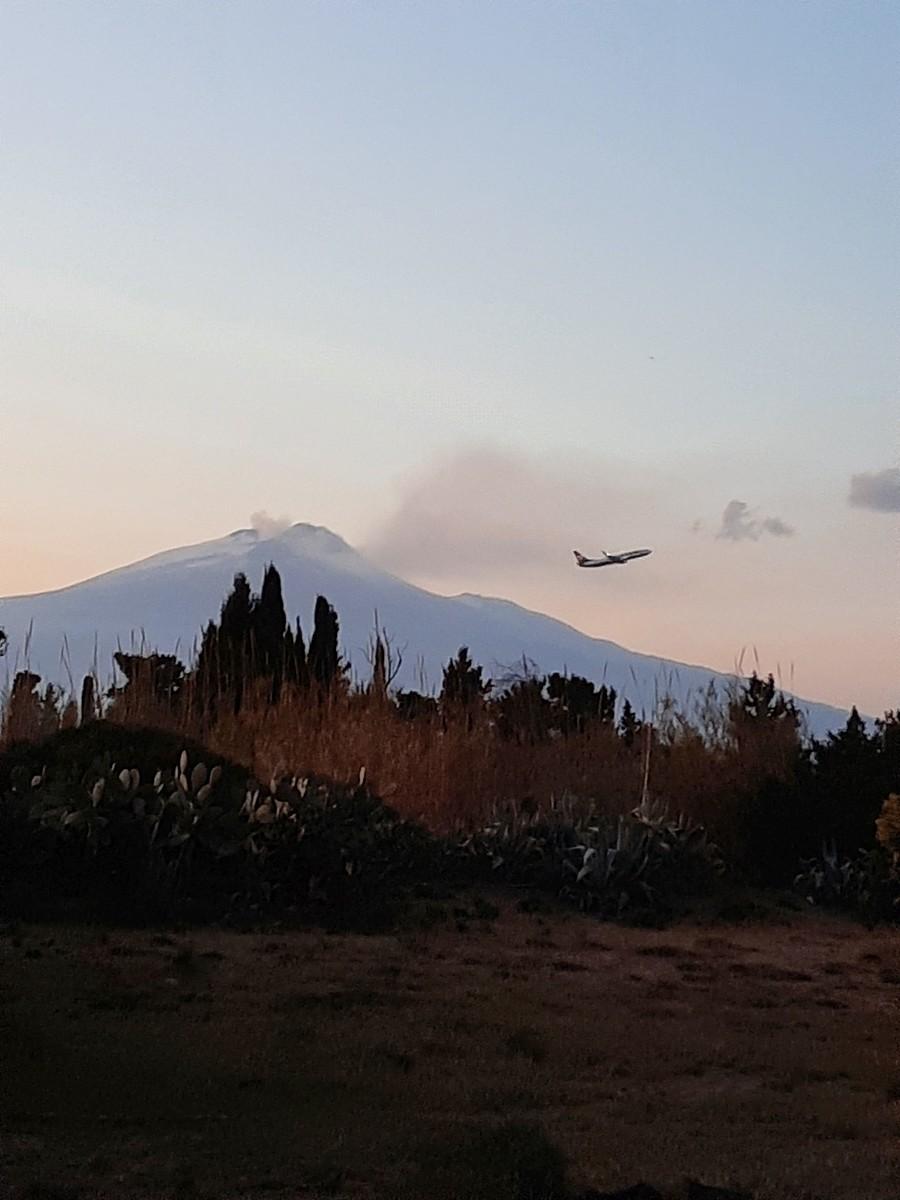 Etna i samolocik.