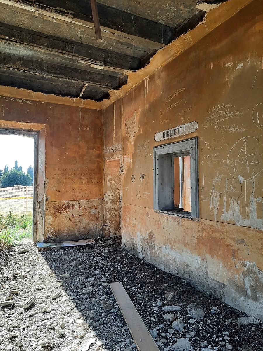 Opuszczona stacja kolejowa.