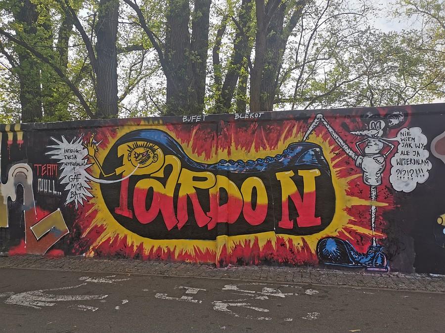 Słynna scenka ze SPATiF-u trafiła na mural
