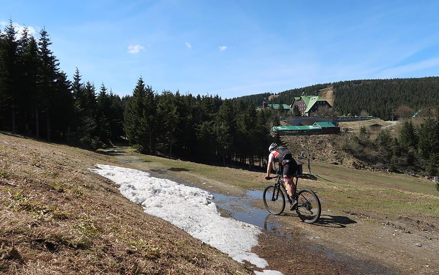 Śniegowe ostatki na stoku narciarskim