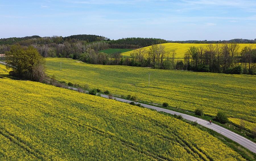 Wśród takich pagórków też jest pięknie (by dron)