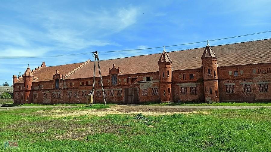 Zabudowania gospodarcze w Bełczu Wielkim - neogotyckie stajnie