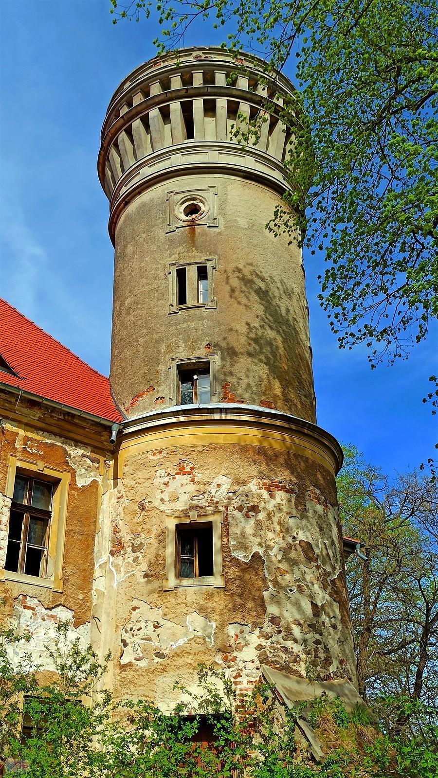 Cylindryczna wieża zegarowa w Osetnie