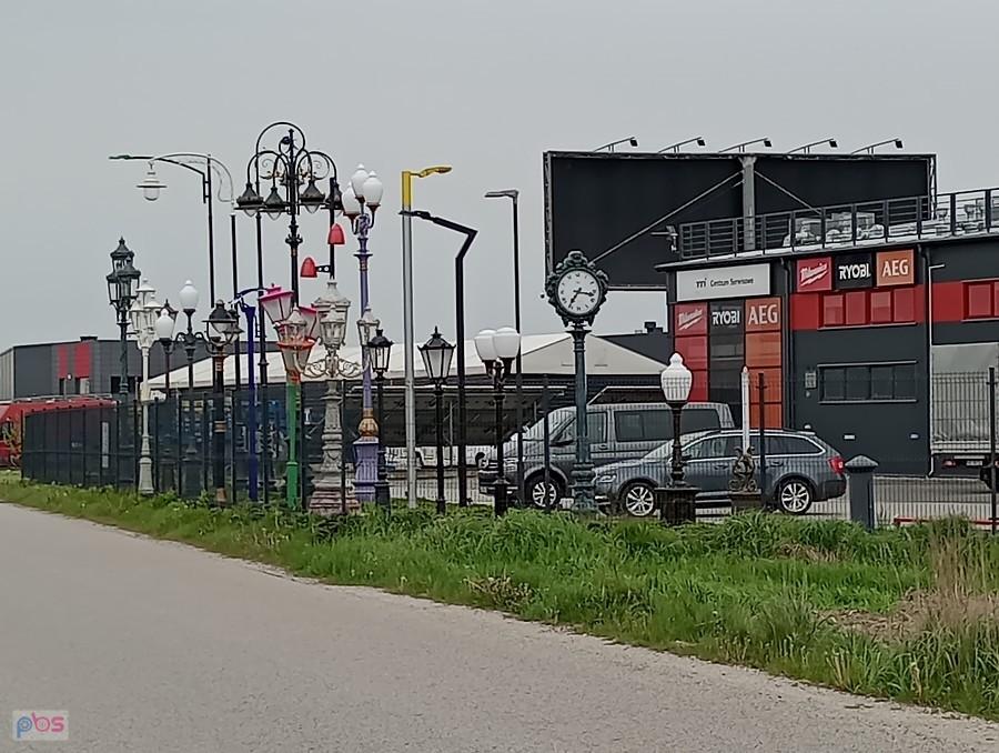 Kontrola czasu. Zegar stoi. Była 9.15