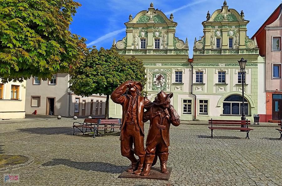 Kot w butach na rynku w Bytomiu Odrzańskim podobno zawsze odprowadzi cię do domu