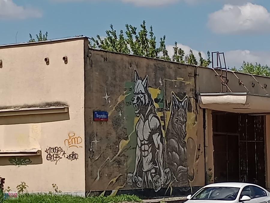 Tyle zostało z ładnego muralu.. Kilka dni temu zebrała się pod nim grupa ludzi, debatowali. A to chyba efekt debaty.