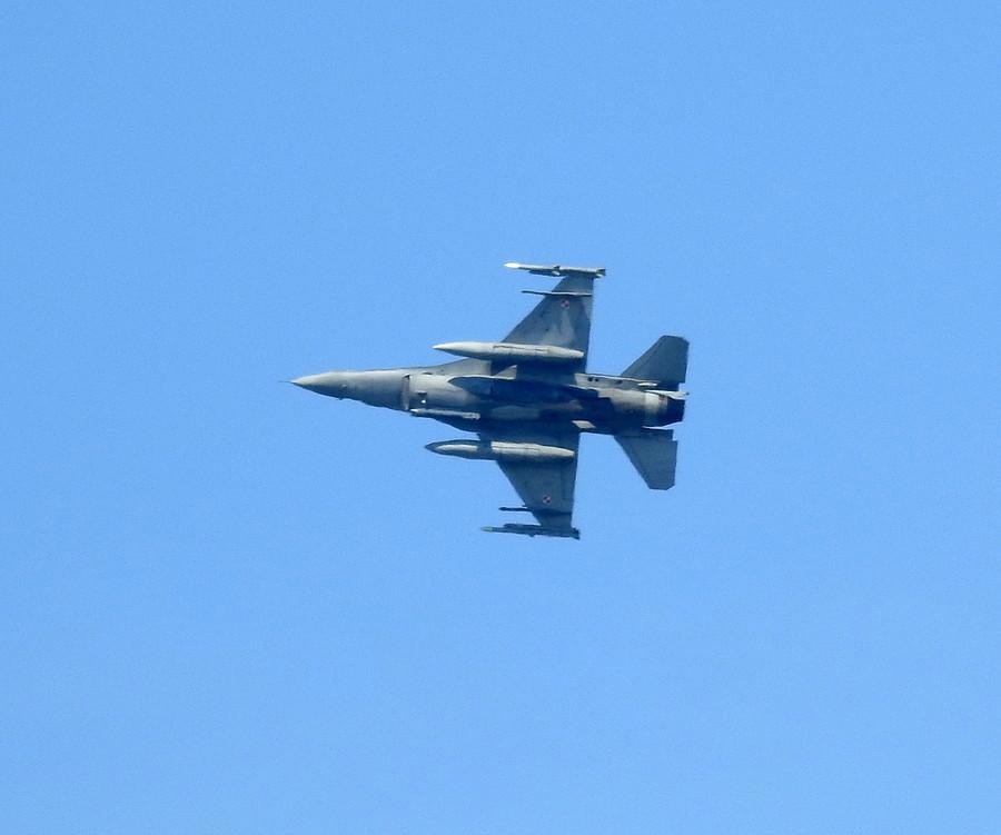 F16 od dołu strony