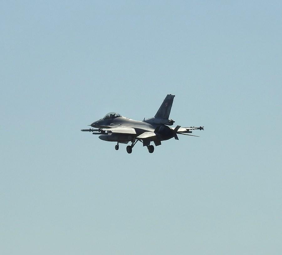 F16 nad lotniskiem w Krzesinach
