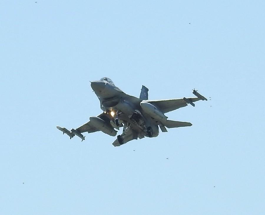 F16 podchodzi do lądowania