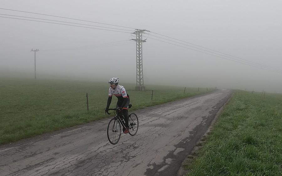 Na prawie 800m szczycie podjazdu takie mgliste klimaty zastałem
