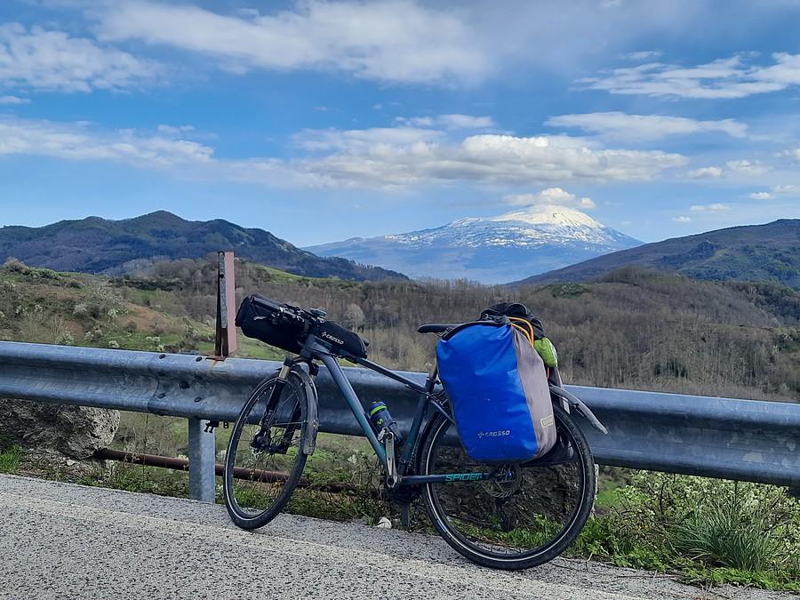Etna ładnie pozuje.
