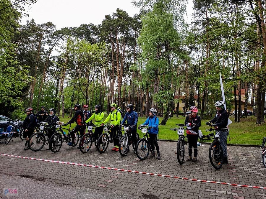 Zimno, wszyscy dobrze ubrani