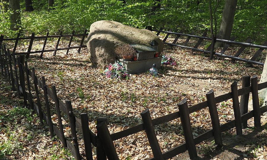 Kamień ustawiony w miejscu gdzie hitlerowcy zamordowali robotnika przymusowego Bolesława Zastróżnego