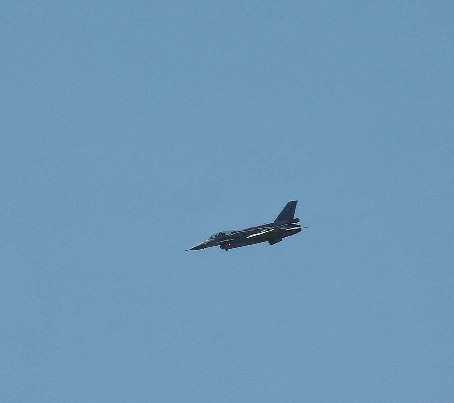 Pikująca F16-tka