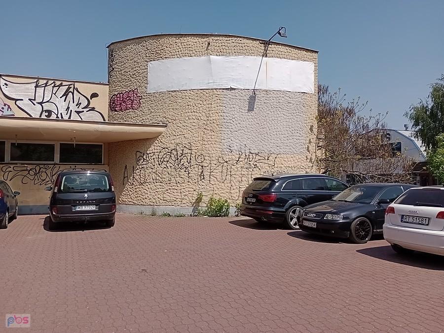Wulgaryzmy na sąsiedniej ścianie, jak widać, nikomu nie przeszkadzają