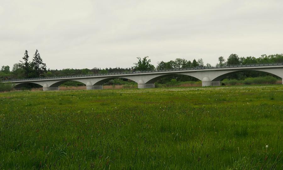 Most drogowy nad terenem zalewowym