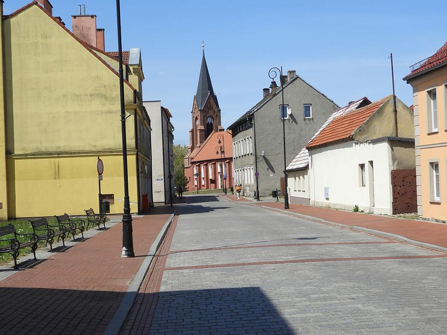 Nowe Warpno - w głębi kościół.