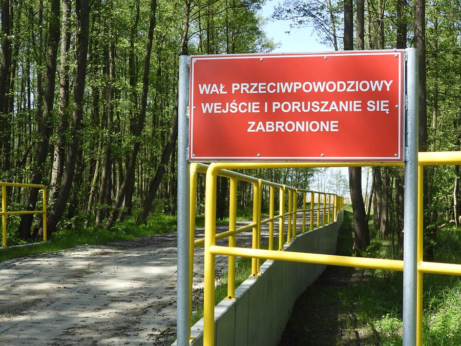 Ostrzeżenie na wale przeciwpowodziowym.