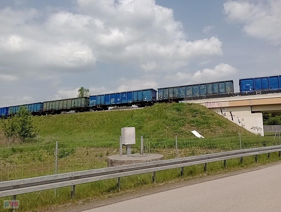 Pociąg zjeżdża z wiaduktu nad S8