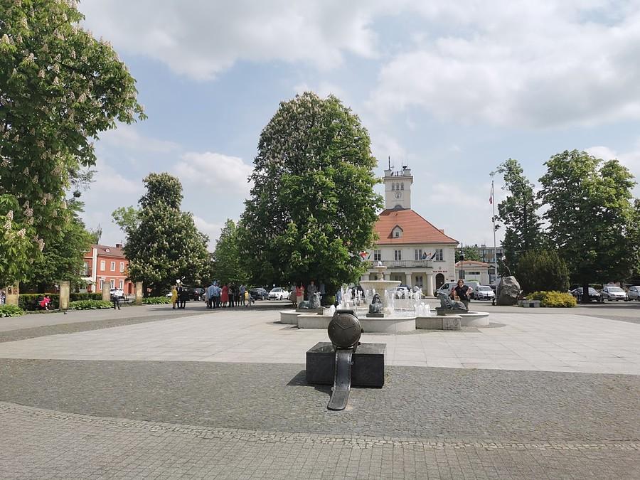 Zegarek, fontanna i Ratusz w Błoniu