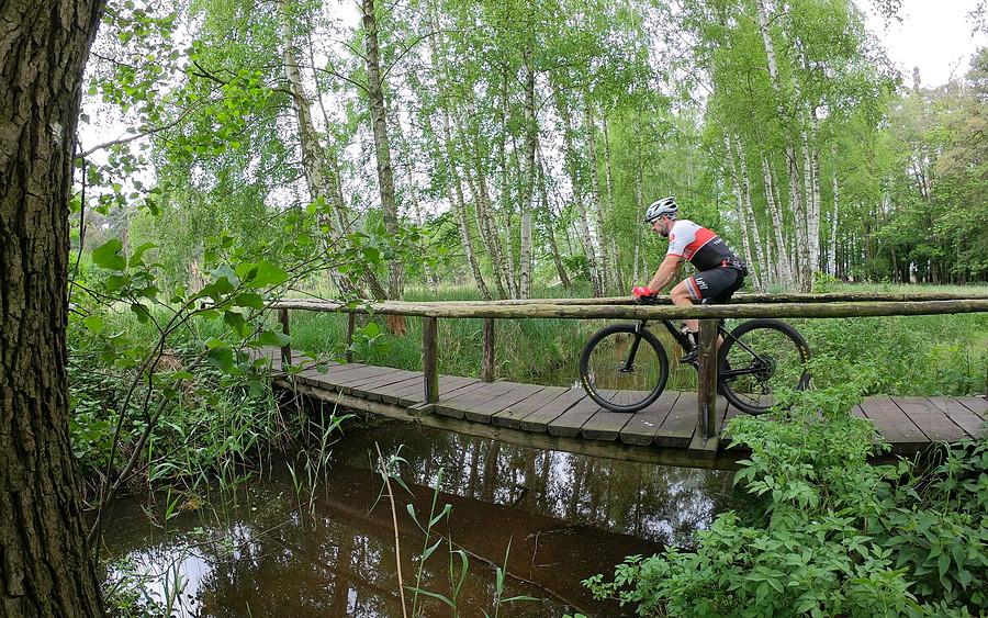 Fajny i klimatyczny mostek, na czarnym dymaczewskim