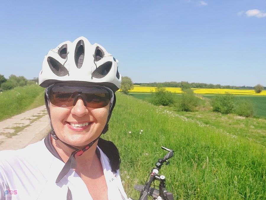Rowerzystka na wiejskiej ścieżce z kaskiem
