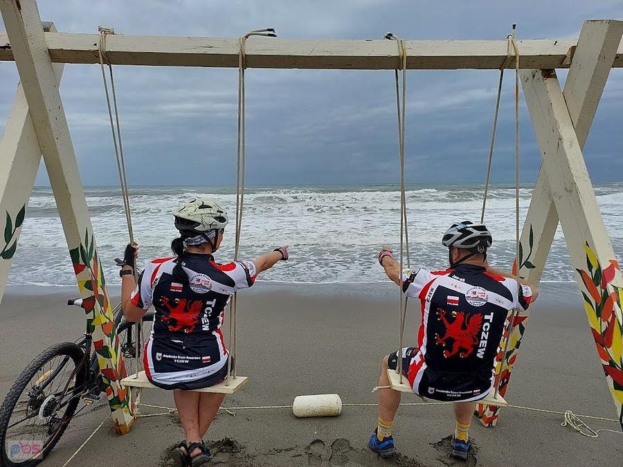 Dwie osoby na plażowej huśtawce nad morzem