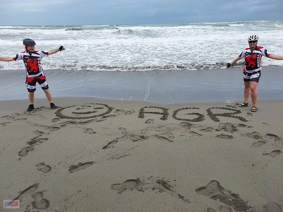 Dwóch rowerzystów na plaży